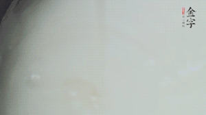 將浸泡了30分鐘的米放入電飯煲中，在水中加入半勺油。