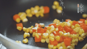 胡蘿卜、玉米洗凈后，處理成粒，加鹽簡(jiǎn)單炒制。
