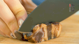 金字風(fēng)味醬肉切成片，上鍋蒸15分鐘。