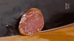 金字火腿肉香腸上鍋蒸15分鐘，切片備用。