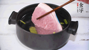 整塊豬肉，加蔥、姜片、料酒焯水。