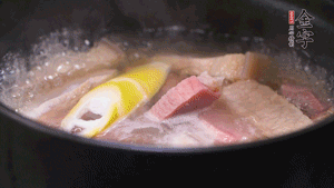 火肉、豬肉加料酒、清水大火煮開后，加入春筍小火慢燉40分鐘，出鍋前撒蔥花即可。