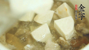加入適量清水、黃酒燉開后，小火煮1小時(shí)即可。