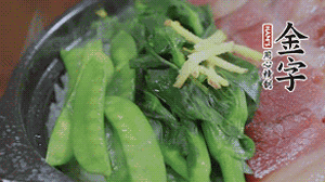 燜好的米飯開蓋，放入菜心、荷蘭豆，澆上調(diào)味汁拌勻。