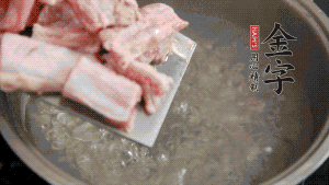 剁成塊狀的排骨洗凈，放入沸騰的鍋中，加姜片汆燙，2分鐘后撈出備用。