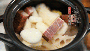 加水沒過食材，加料酒大火煮沸后，再小火燉煮1小時。（如果沒有砂鍋小火燉煮，用電飯煲的煮湯功能、高壓鍋也是可以的。）