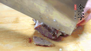 金字鹵牛肉打開包裝，把牛肉切成片狀。（眼見(jiàn)為實(shí)，用一整塊牛肉鹵制的鹵牛肉哦，牛肉的香氣感覺(jué)撲鼻而來(lái)有木有！?。。?>
					</div>
					<span>步驟 6/7</span>
					<p>金字鹵牛肉打開包裝，把牛肉切成片狀。（眼見(jiàn)為實(shí)，用一整塊牛肉鹵制的鹵牛肉哦，牛肉的香氣感覺(jué)撲鼻而來(lái)有木有！?。。?/p>
				</li><li>
					<div   id=