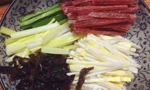 黑木耳泡發(fā)，黑木耳、韭黃、雷筍、青椒切成絲。