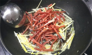 火腿絲、筍絲、黑木耳絲汆水后，瀝干。
