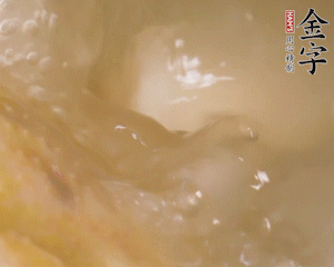 沸騰后撈出蔥結(jié)，小火燉45分鐘，加山藥再燉15分鐘。