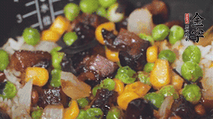 出鍋前加蠔油、生抽調(diào)味，撒點(diǎn)熟白芝麻即可。