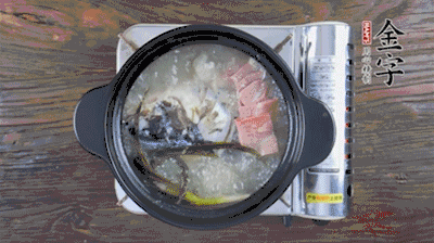 放豆腐、海鮮菇繼續(xù)中小火煮5分鐘。