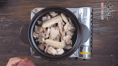 將雞肉塊、火腿、料酒、姜一同放入在燉鍋中，加冷水大火煮開后，小火燉煮40分鐘。