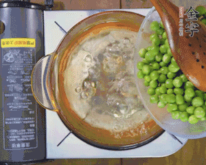 豌豆粒焯水30秒，過(guò)涼水。