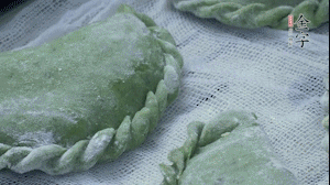 【制作】2.蒸架上墊浸濕的屜布，再放上清明果，大火蒸10~15分鐘，完成，出鍋啦！