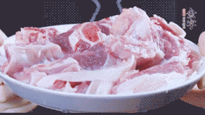 新鮮羊肉冷水入鍋，加姜片、清水焯水，除去血沫。