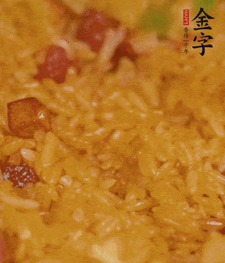 放一撮鹽、生抽少許，倒入炸好的芋頭。最后撒蔥花、蒜末翻炒均勻。