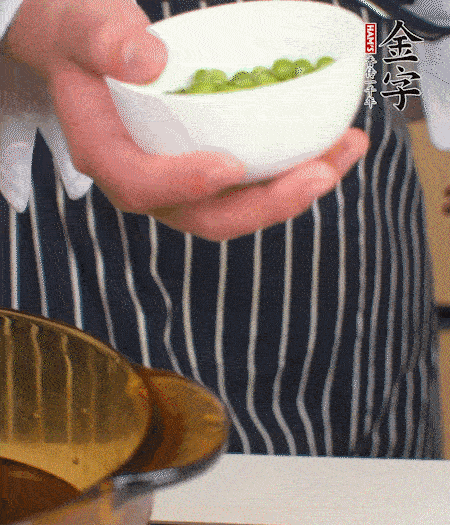 胡蘿卜、豌豆和干花菇焯水。