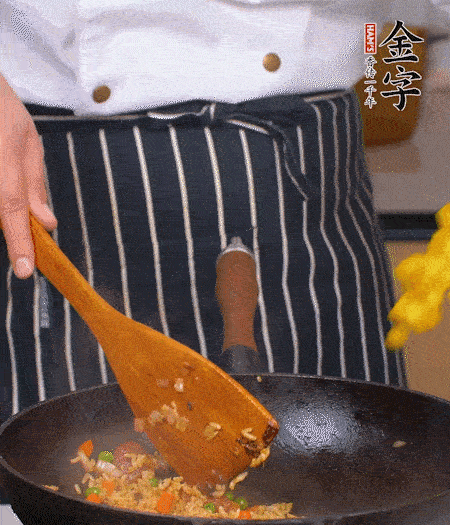 加咖喱塊、少許鹽、白糖調(diào)味，炒至咖喱塊融化后，倒米飯，翻炒至每粒米飯都包裹上咖喱，再放黃椒、青椒粒，出鍋前加菠蘿粒和小蔥翻拌均勻。