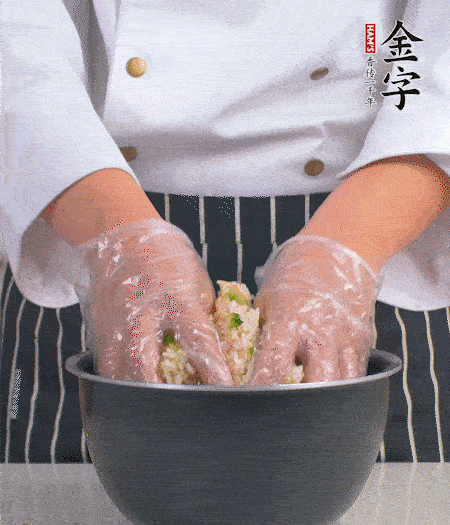 米飯中放西蘭花碎、咸肉丁，加少許黑胡椒、十來滴橄欖油拌勻。