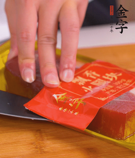 金字火腿切片，生姜切絲，蔥白切末。