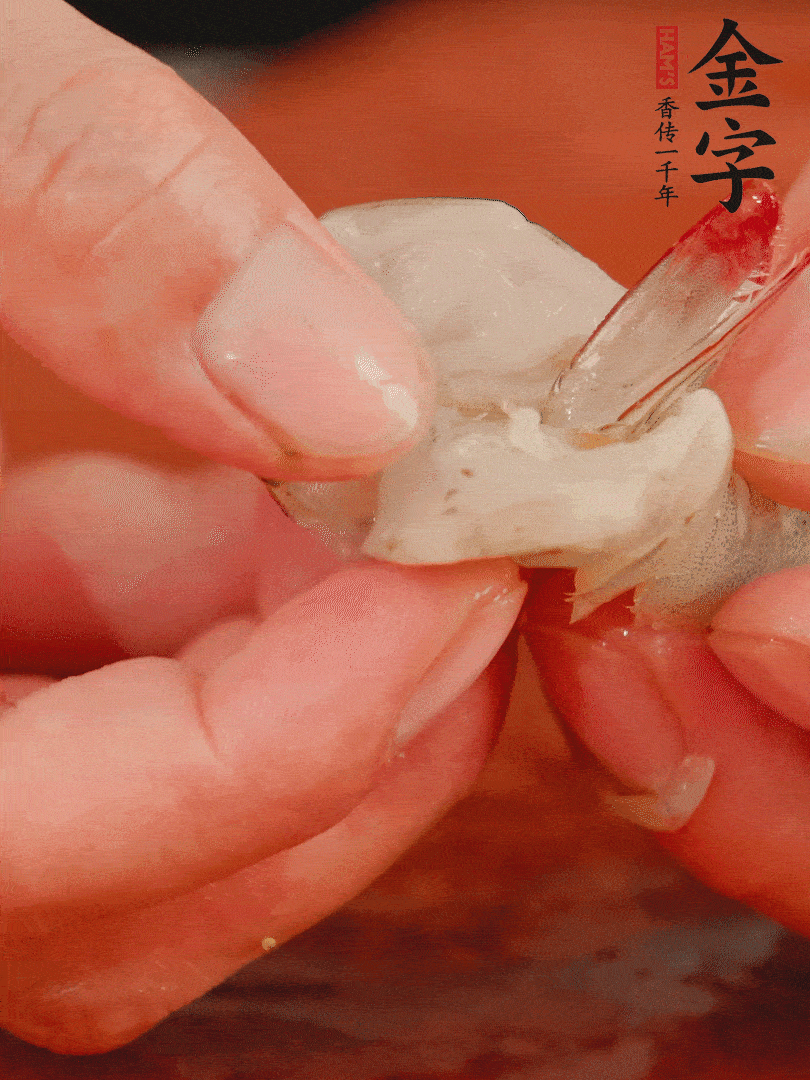 鮮蝦去掉蝦線，翻轉(zhuǎn)蝦尾做個好看的照型。