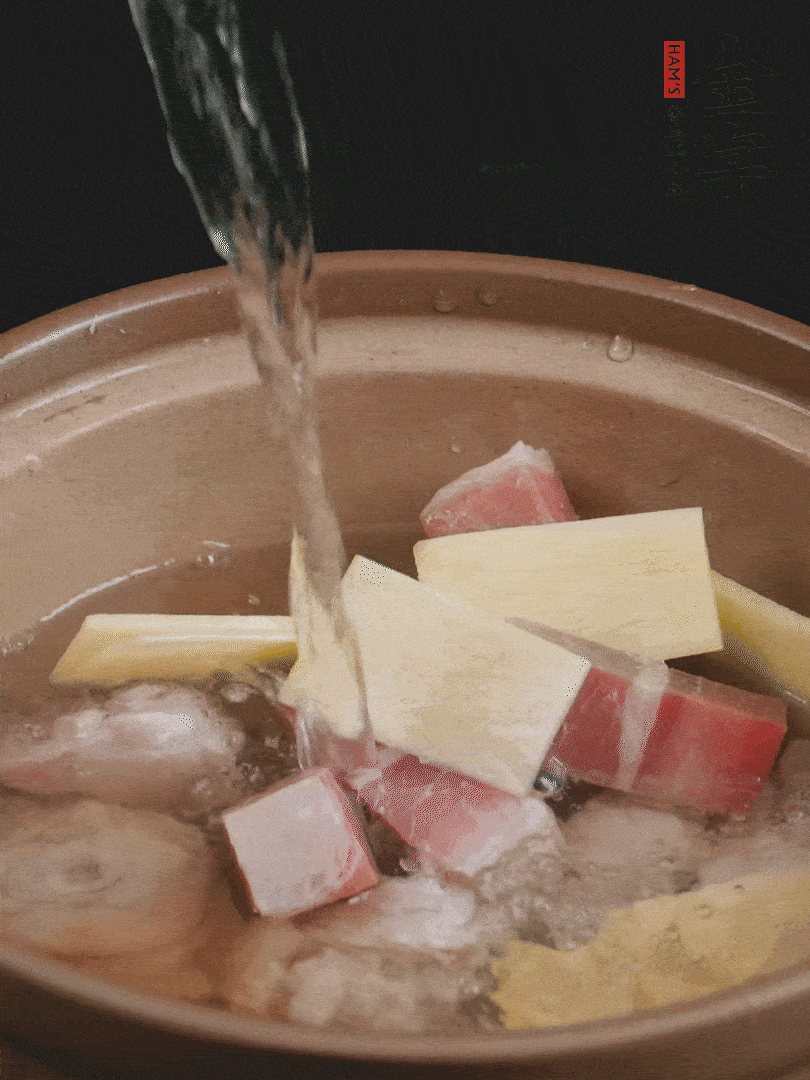 雞塊、火腿、姜片加適量料酒、清水燉80分鐘。