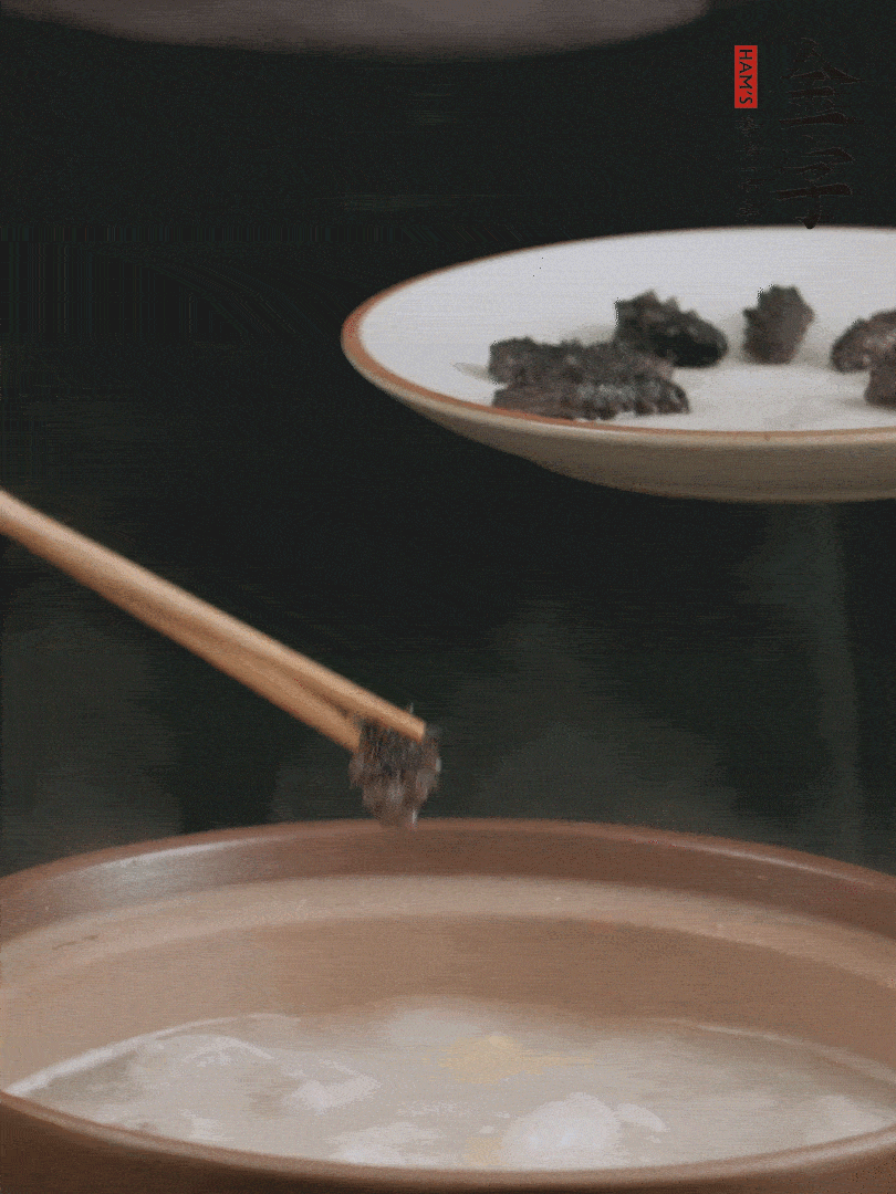 期間雞湯燉到80分鐘時(shí)，加小海參再燉10分鐘。
