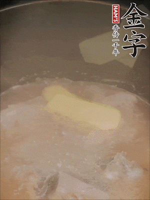排骨洗凈，加生姜、黃酒焯水，溫水洗凈備用。