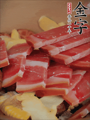 除鮑魚外的所有材料放進鍋里，加清水、姜、黃酒，大火燒開，轉小火煲90分鐘。