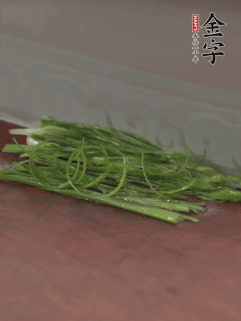 生姜切薄片，紅椒切細(xì)絲，小蔥蔥綠切細(xì)絲，泡入冰水中保持新鮮。