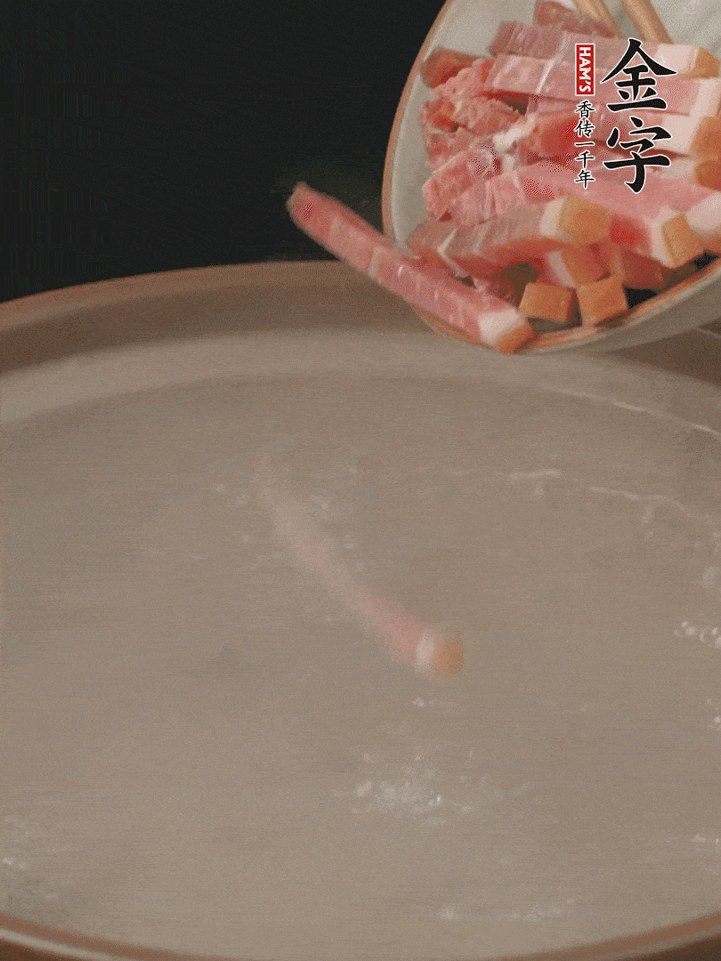金字火腿切絲，熱水下鍋，放火腿燉煮15分鐘。