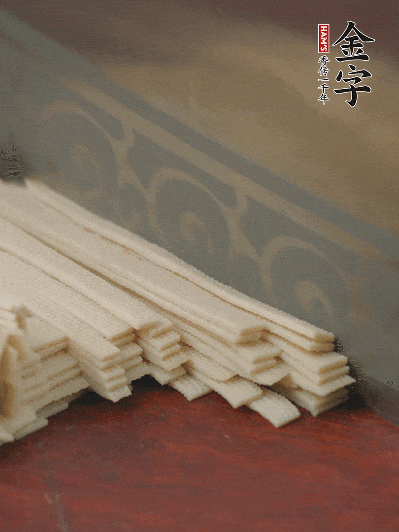 燉火腿期間，千張切細(xì)絲，白蘿卜去皮切細(xì)絲，蒜葉切細(xì)丁。