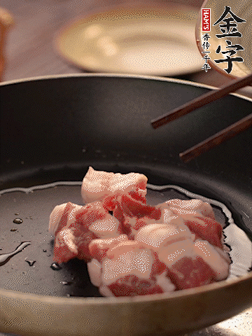 五花肉切條，煎到兩面金黃。
