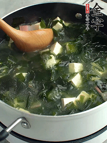 煮到沸騰后，再放入豆腐蓋蓋子煮3分鐘。