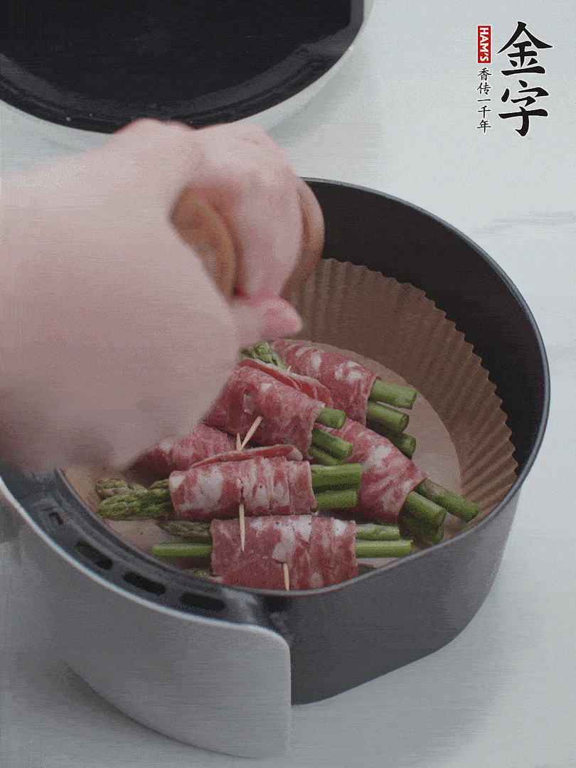 在培根卷上撒點黑胡椒碎。