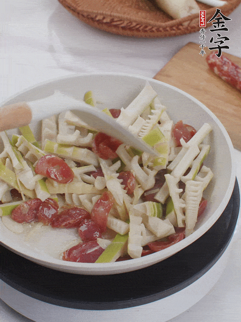下春筍翻炒均勻，一小撮鹽調(diào)味。