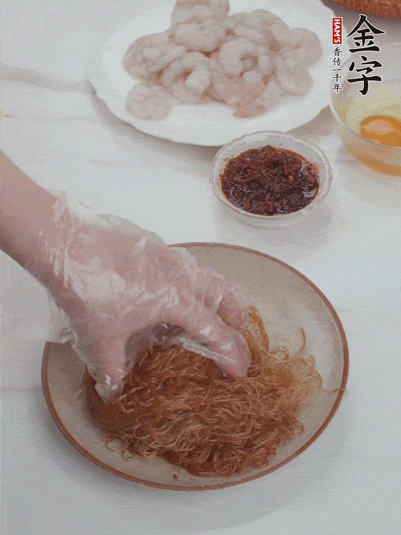 粉絲泡軟后，入沸水煮10秒，撈出后加1/2勺老抽、1/2勺食用油挑松。