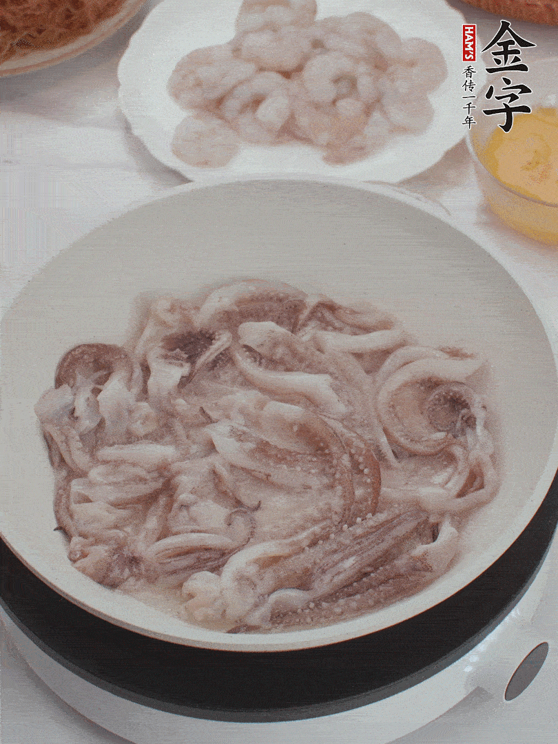 蝦仁、魷魚滑油，蛋液炒制半熟。