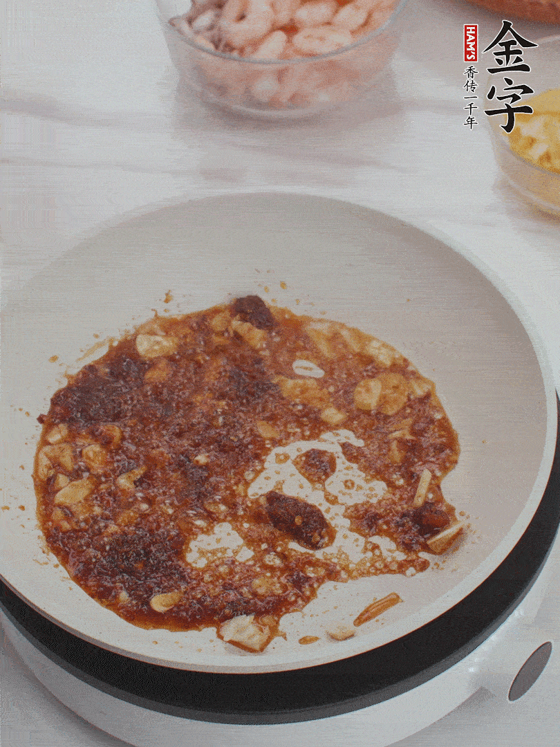 冷鍋熱油，1大勺金字火腿XO醬、蒜末炒香，倒粉絲一起炒。