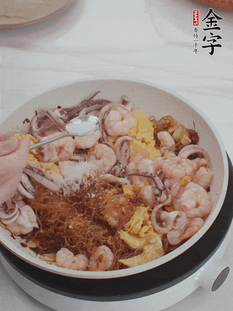 加雞蛋，蝦仁，魷魚混合。
