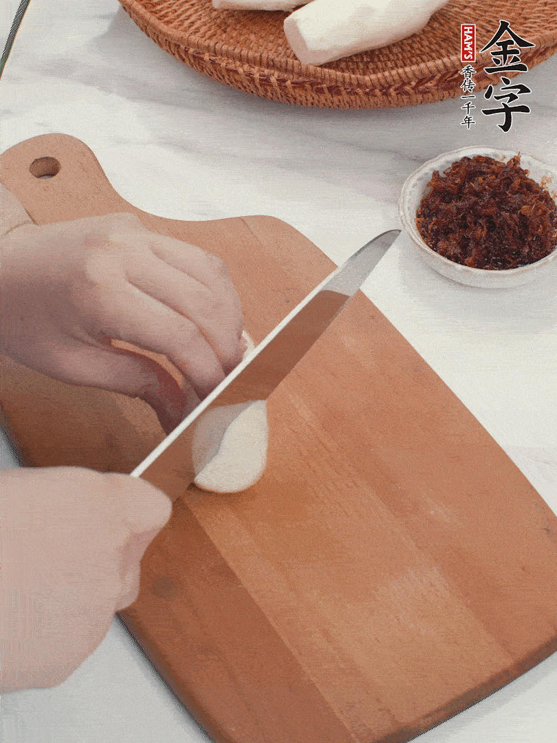 茭白剝殼，洗凈后切滾刀塊。