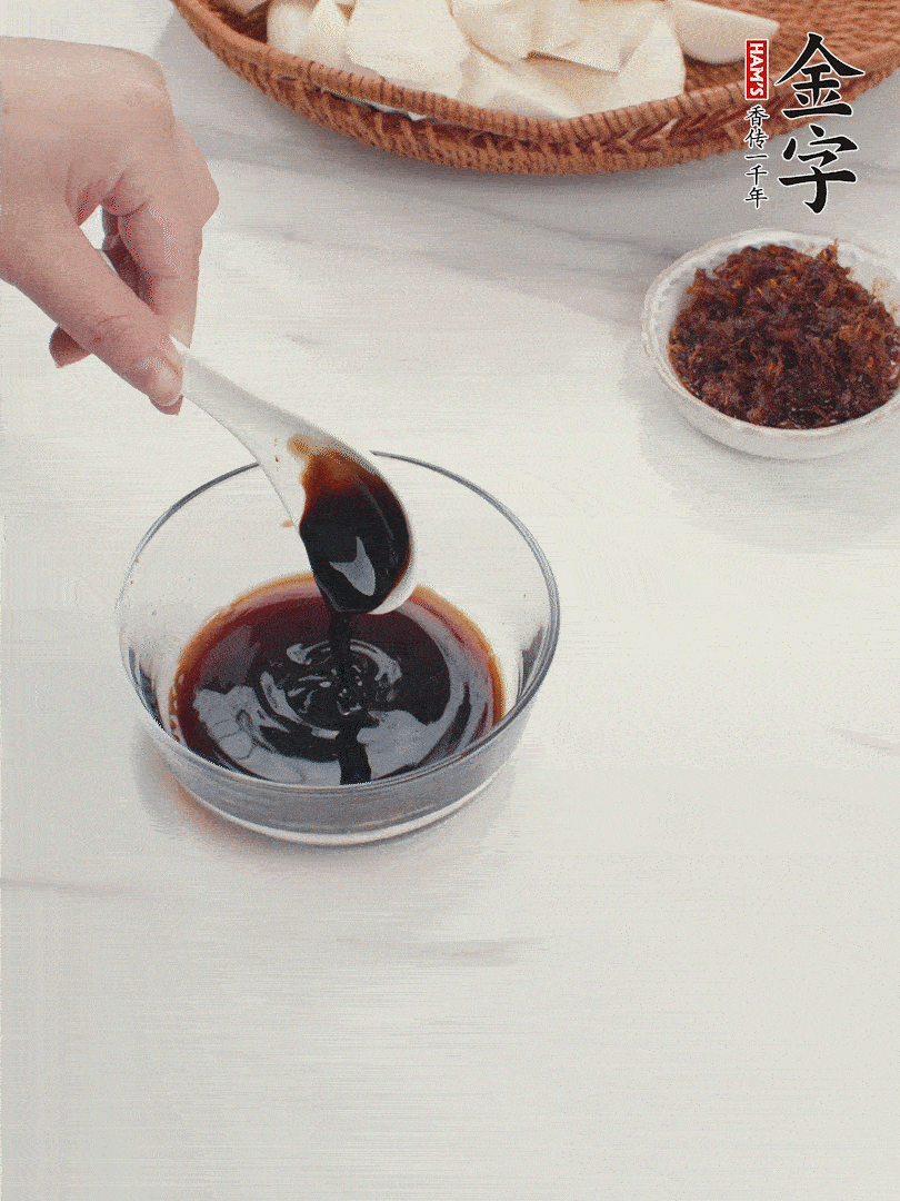 將生抽、老抽、黃酒和白砂糖在小碗里調(diào)成味汁。