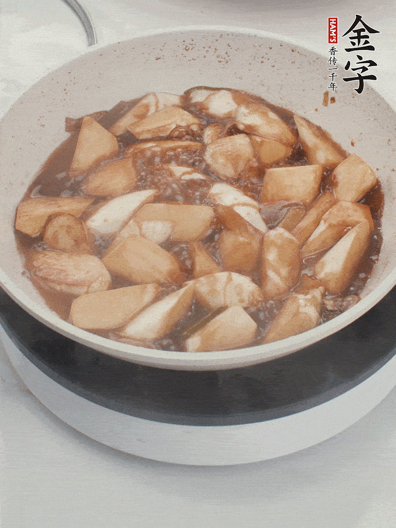 待茭白煸到微微發(fā)黃加入調(diào)好的味汁翻炒。加一小碗清水蓋蓋子燜3-4分鐘。