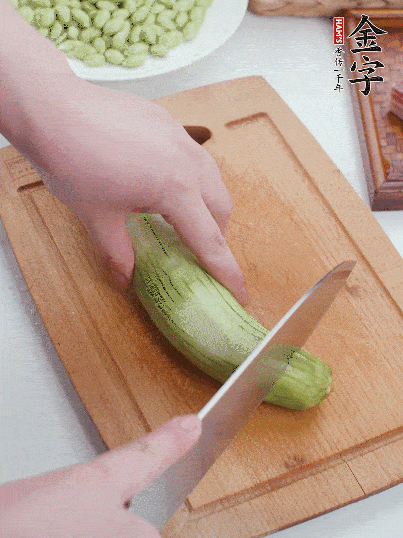 絲瓜去掉外皮，去掉兩端，切成滾刀塊。