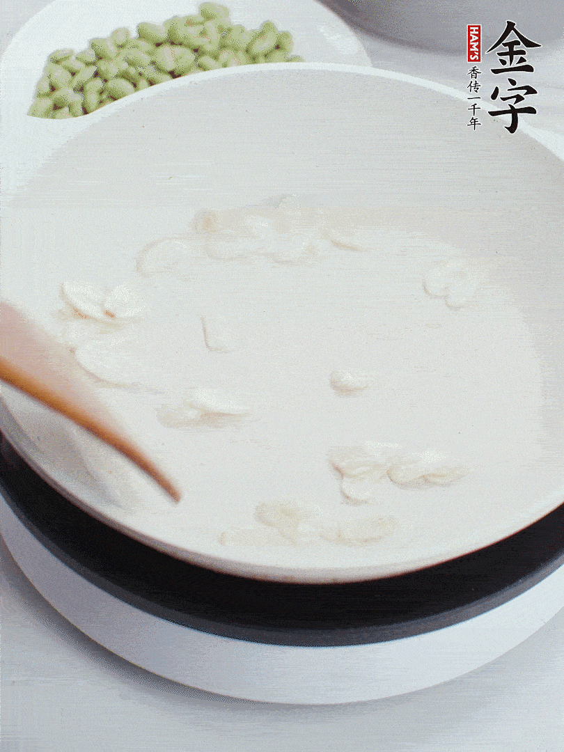 金字淡咸肉煮15分鐘，撈出切片。油5成熱時，蒜末、咸肉爆香。