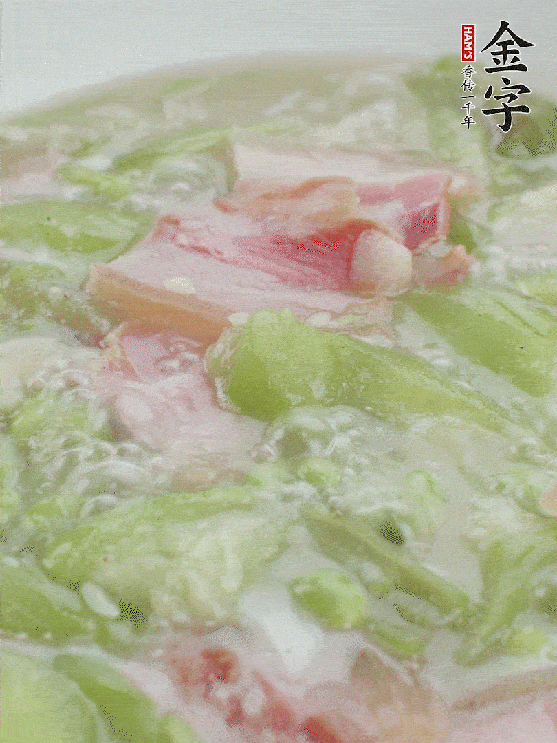 加一點熱水、白胡椒粉、雞精翻炒1分鐘。