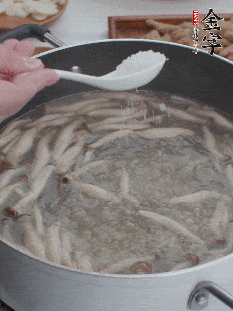 1勺鹽、一點(diǎn)胡椒粉調(diào)味。