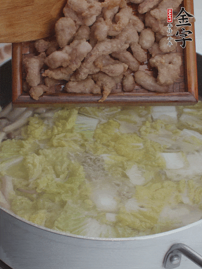 水開后煮10分鐘，下娃娃菜、小酥肉煮3分鐘。