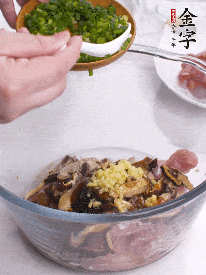 雞肉、香菇混合，加清水1/3杯、料酒1勺、蠔油1勺、鹽1勺、糖1/4勺、白胡椒1/4勺、食用油1勺、香油1/4勺、姜末、蔥花，攪拌均勻腌制2小時(shí)。
